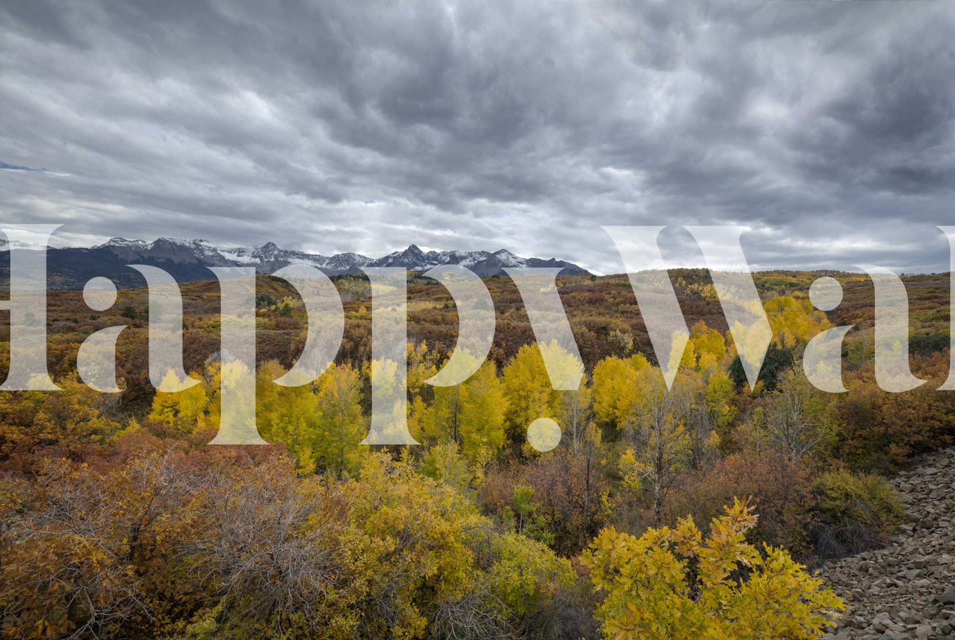 Tapeta krajobraz jesienny z burzowym niebem