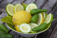 Fresh Lemon With Peppers carta da parati