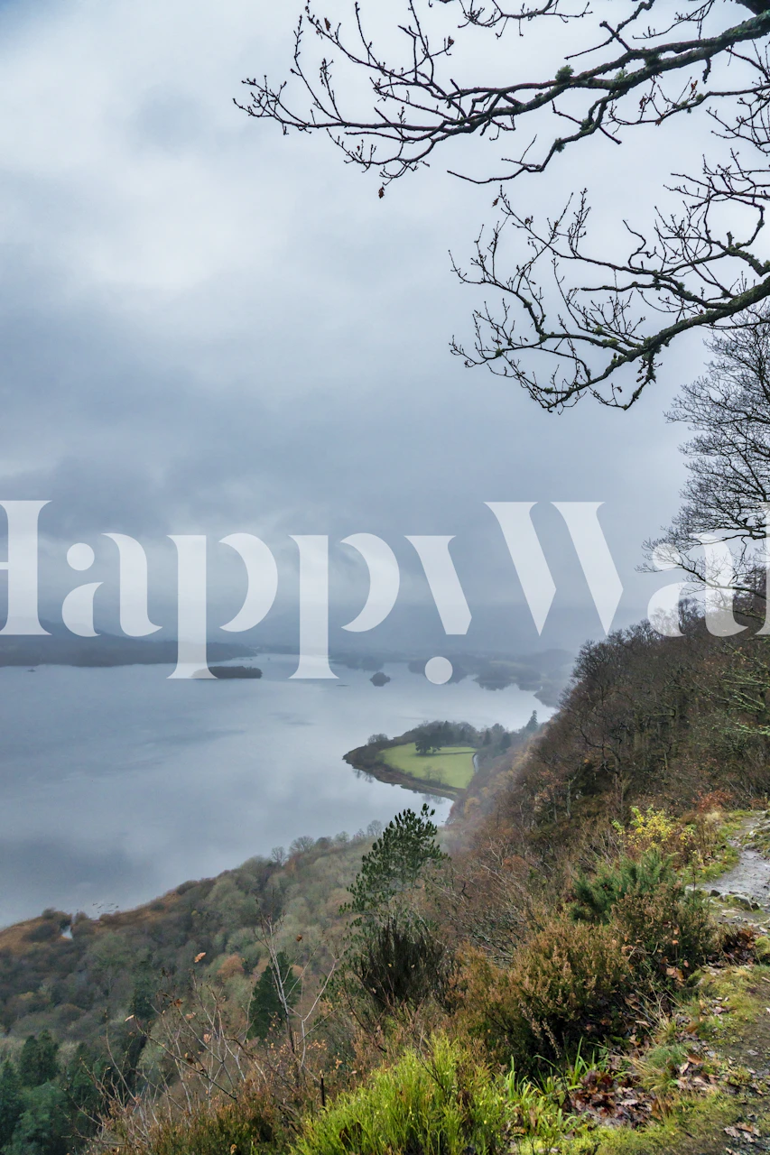 British Lake District tapet med dimmig sjöutsikt