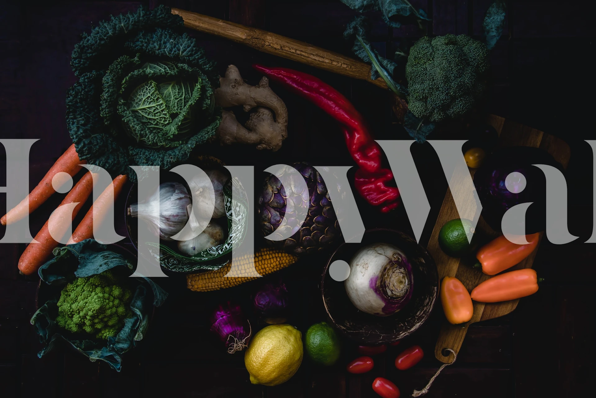Diverse grönsaker tapet med färgglada grönsaker som auberginer, morötter och rödbetor på en mörk bakgrund