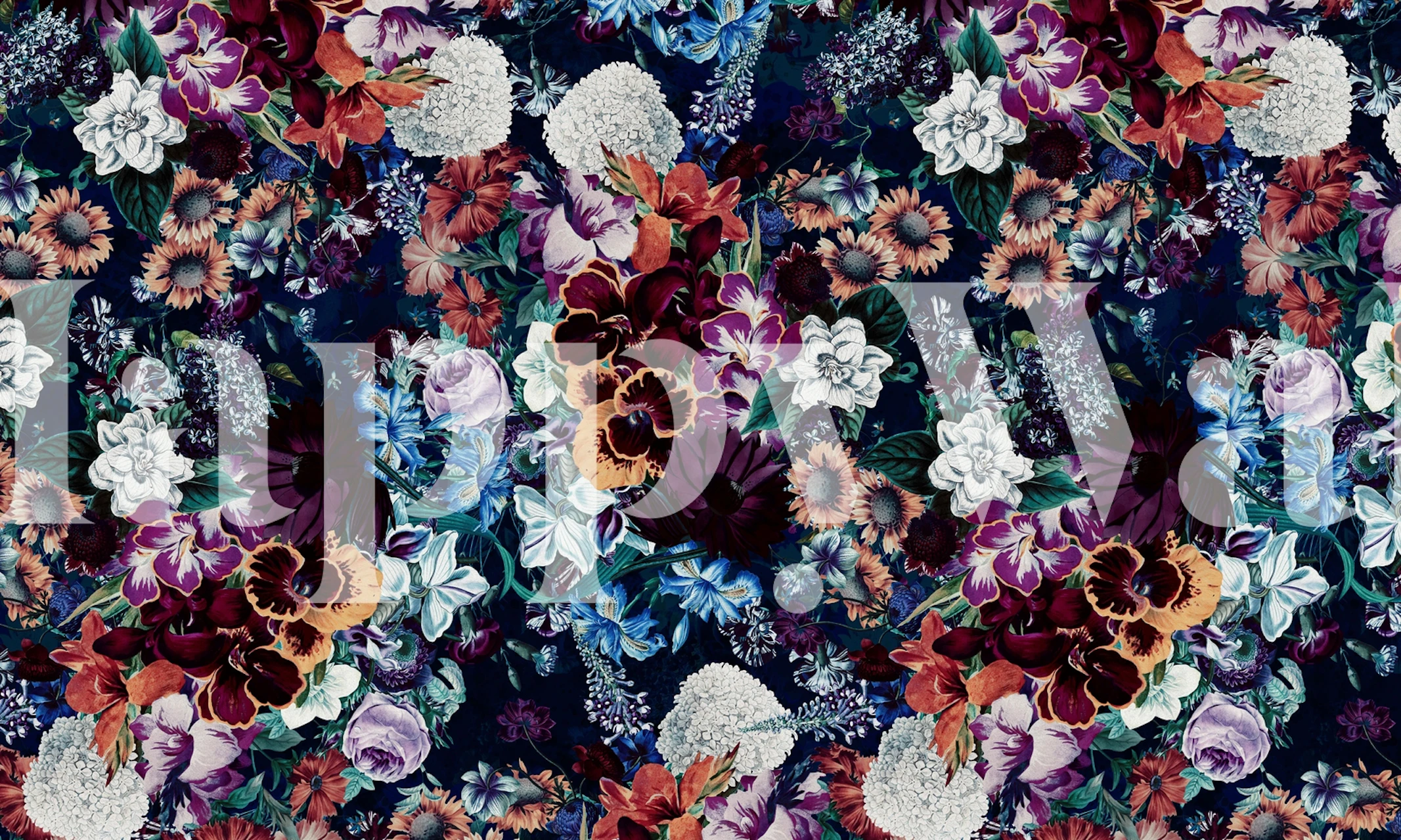 Exotic Garden - Night XVI vægmaleri med en levende blanding af natlige blomster og løv i dyb blå og lilla