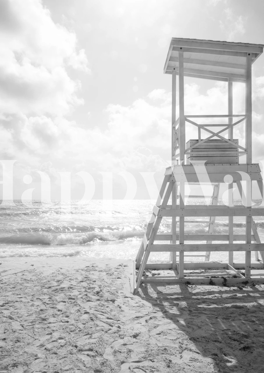 Jednobojna slika tornja za spasioce na zidnom muralu na karipskoj plaži.