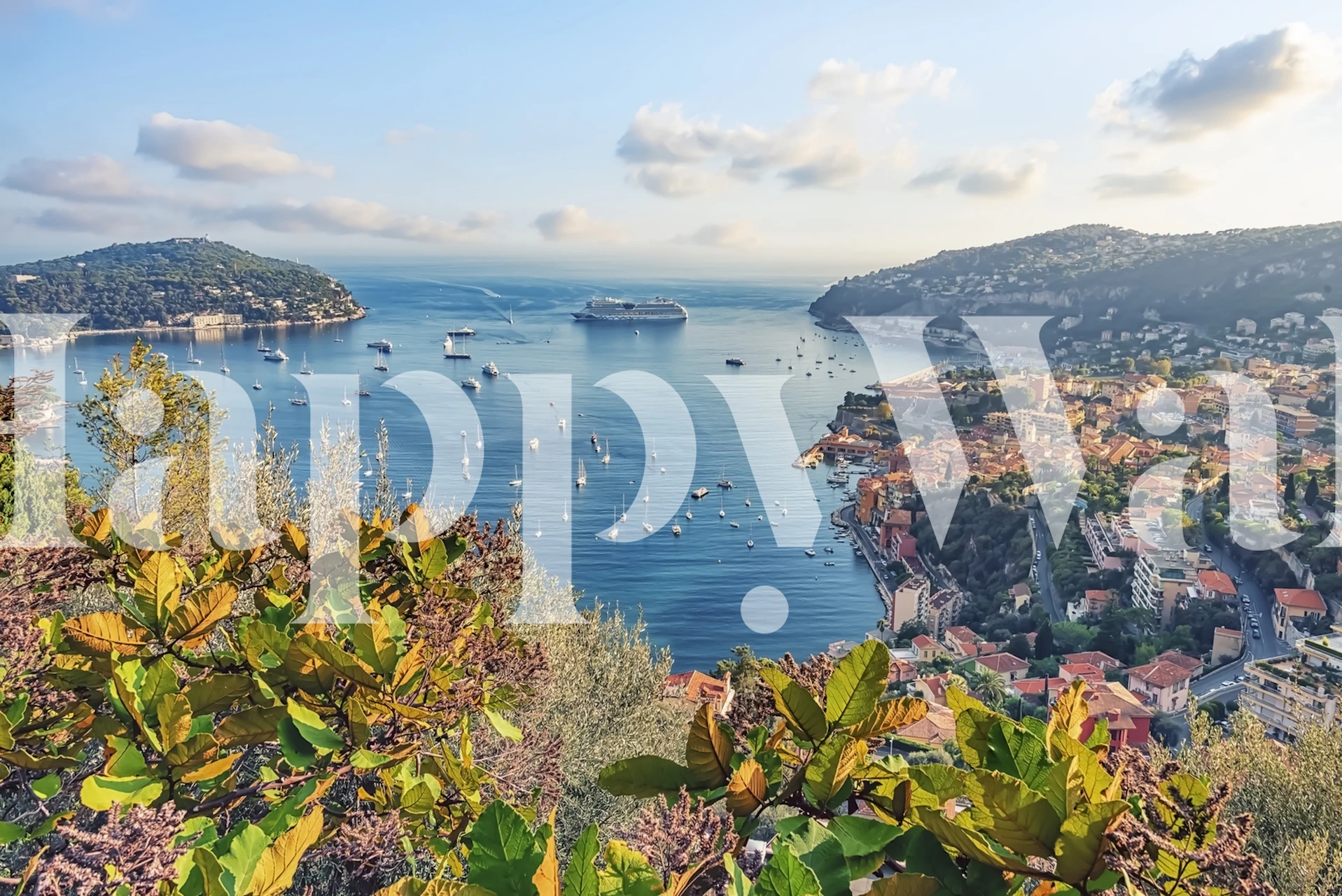 Obalni prizor zaljeva Villefranche s jesenskim lišćem i mirnim morem