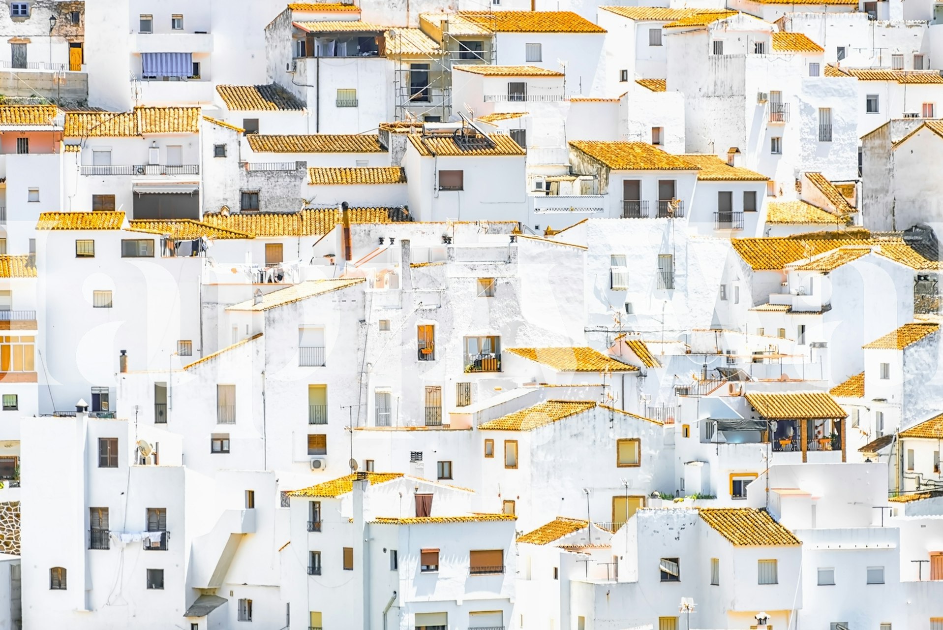 Casares ha dipinto di bianco gli edifici murali con tetti in terracotta sotto un cielo soleggiato