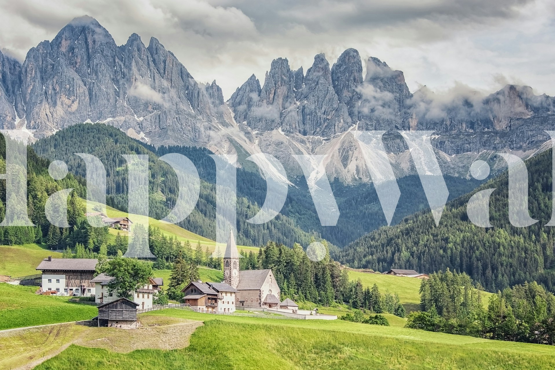 Dolomittene fjellkjede med alpine hytter og grønne enger, veggmalerier