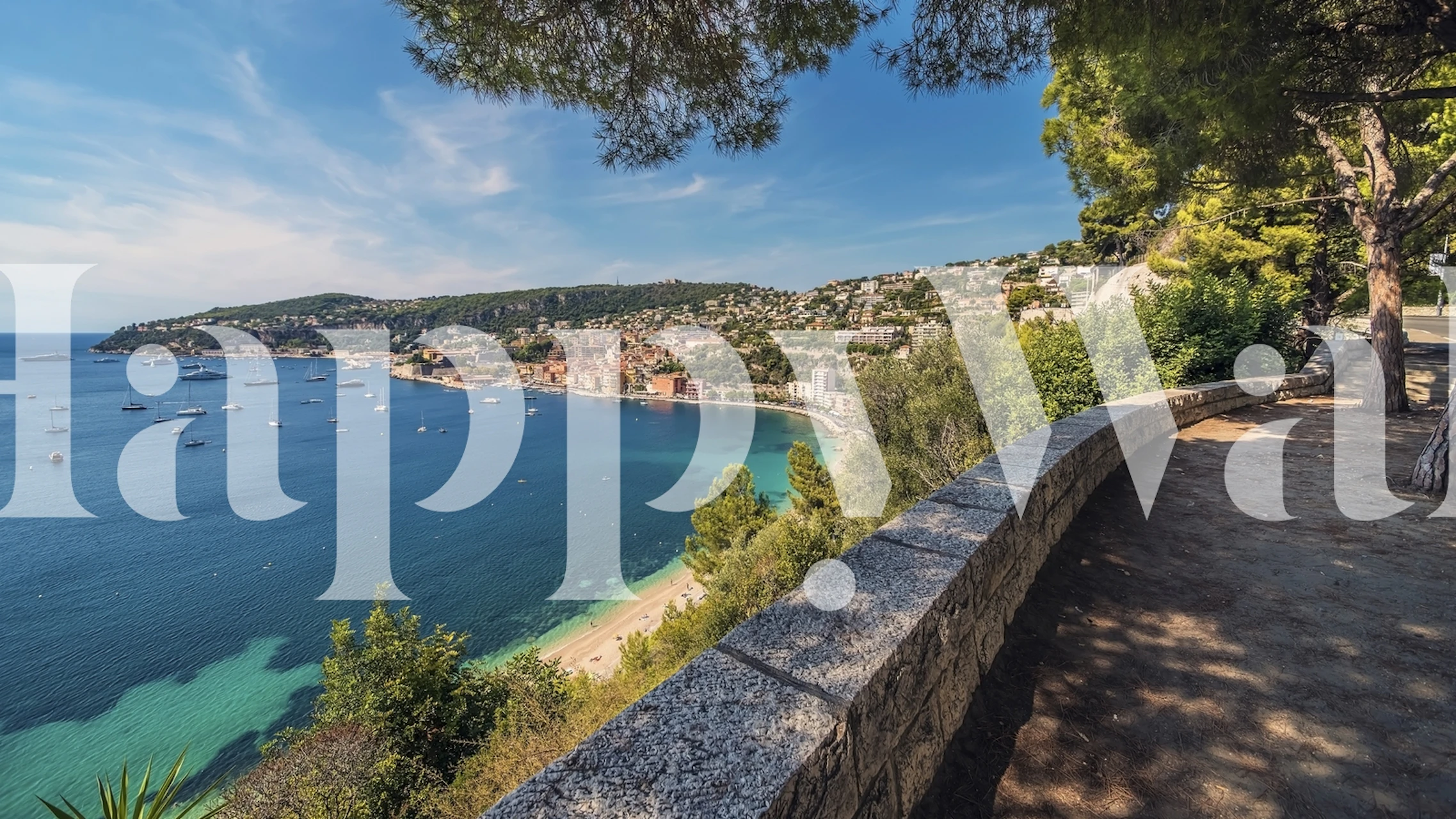 Fototapete Küstenszene in Villefranche-Sur-Mer mit klarem, blauem Wasser und viel Grün