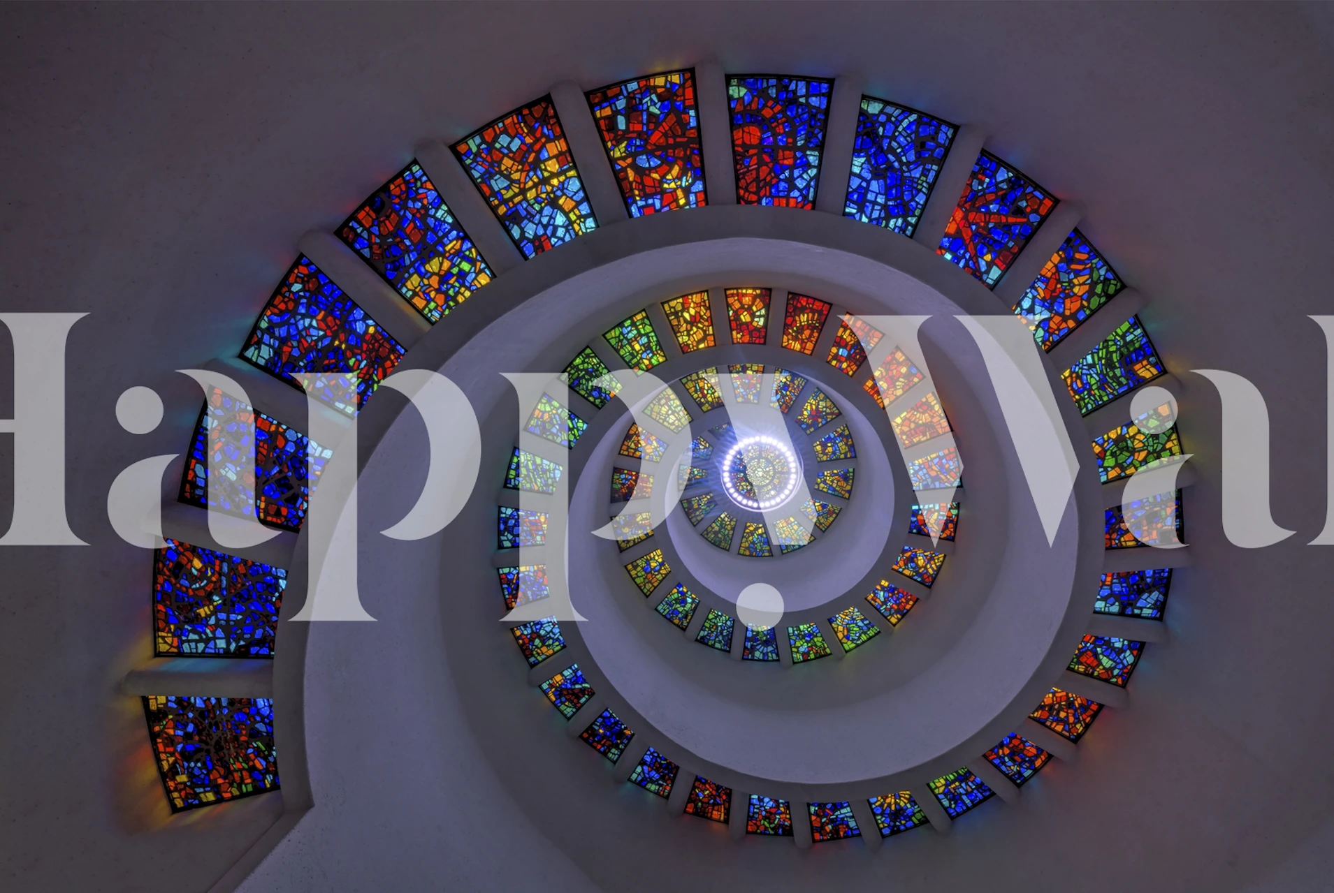 Točité schodiště s barevnými nástěnnými malbami z barevného skla