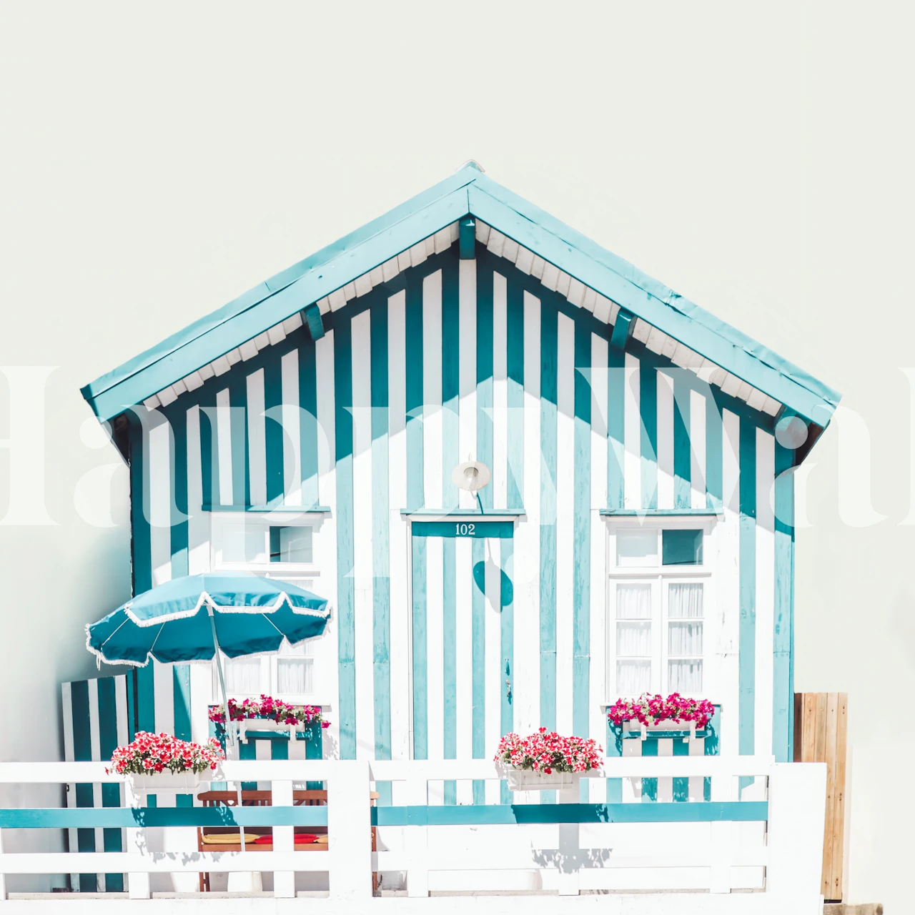 Beach House Blue White Stripes wallpaper in een kamer