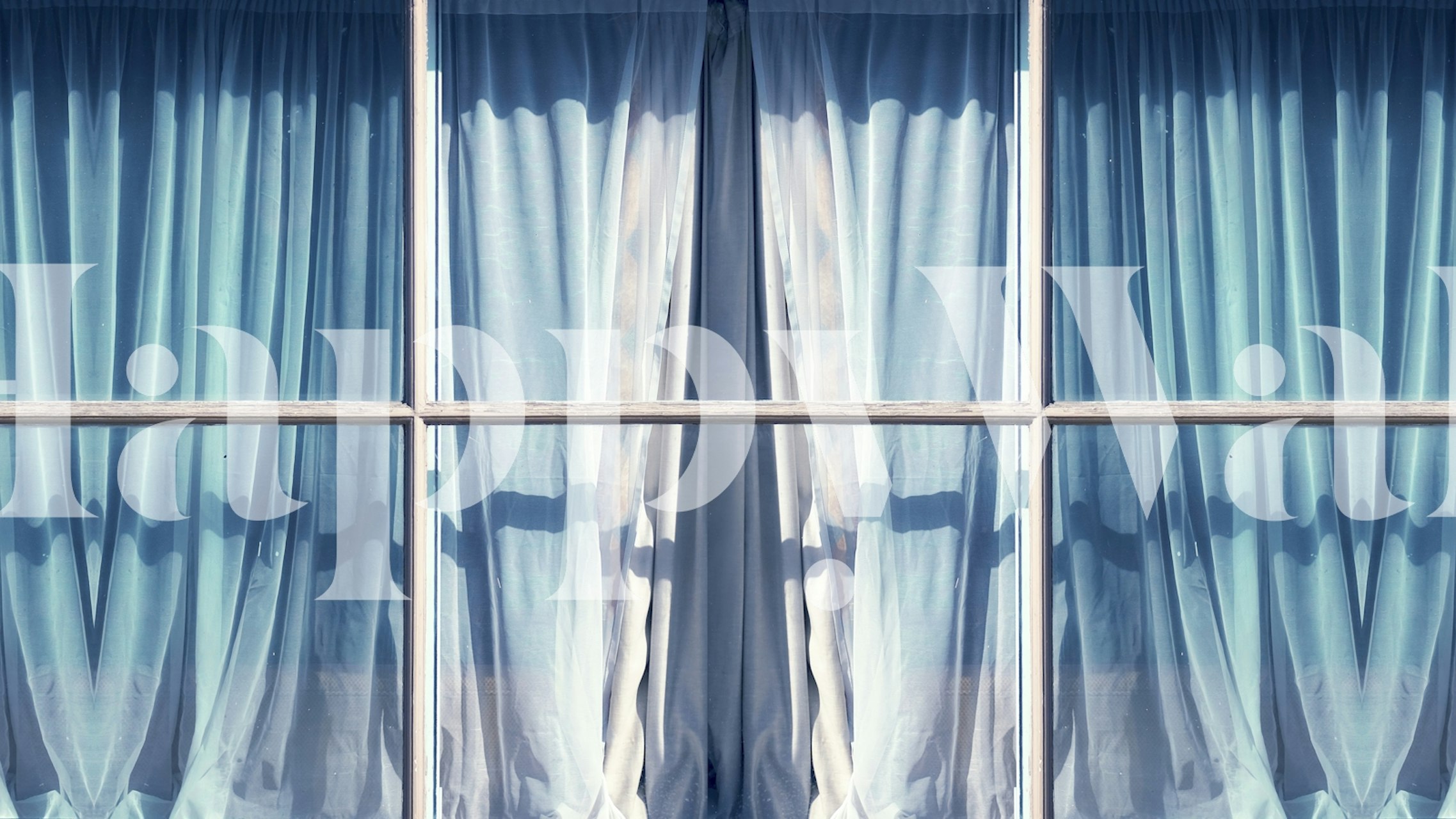 Window View -seinämaalaus, jossa on elegantti verhoilu ja rauhallinen horisontti