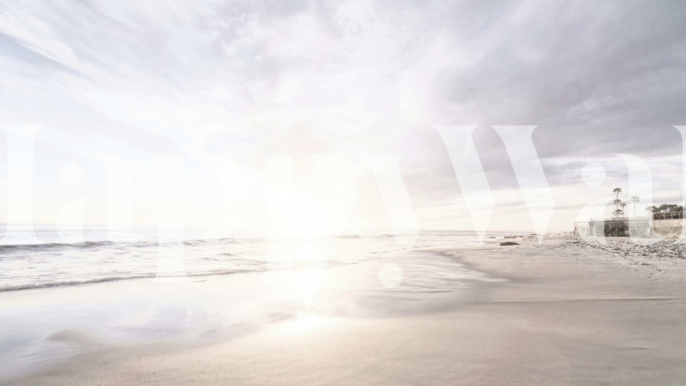 Soft Tones Beach Clouds wallpaper i et rum