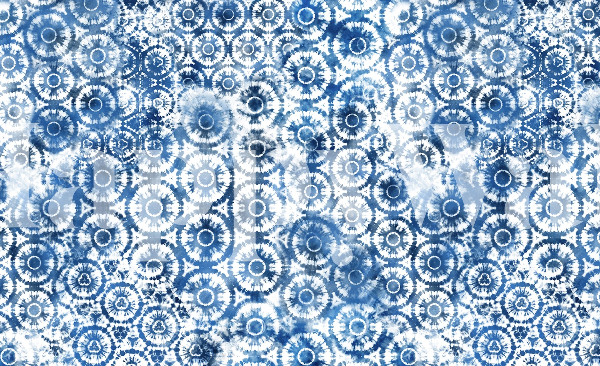 Fototapeta Shibori Tie Dye Blue White se složitými vzory a indigovými odstíny.