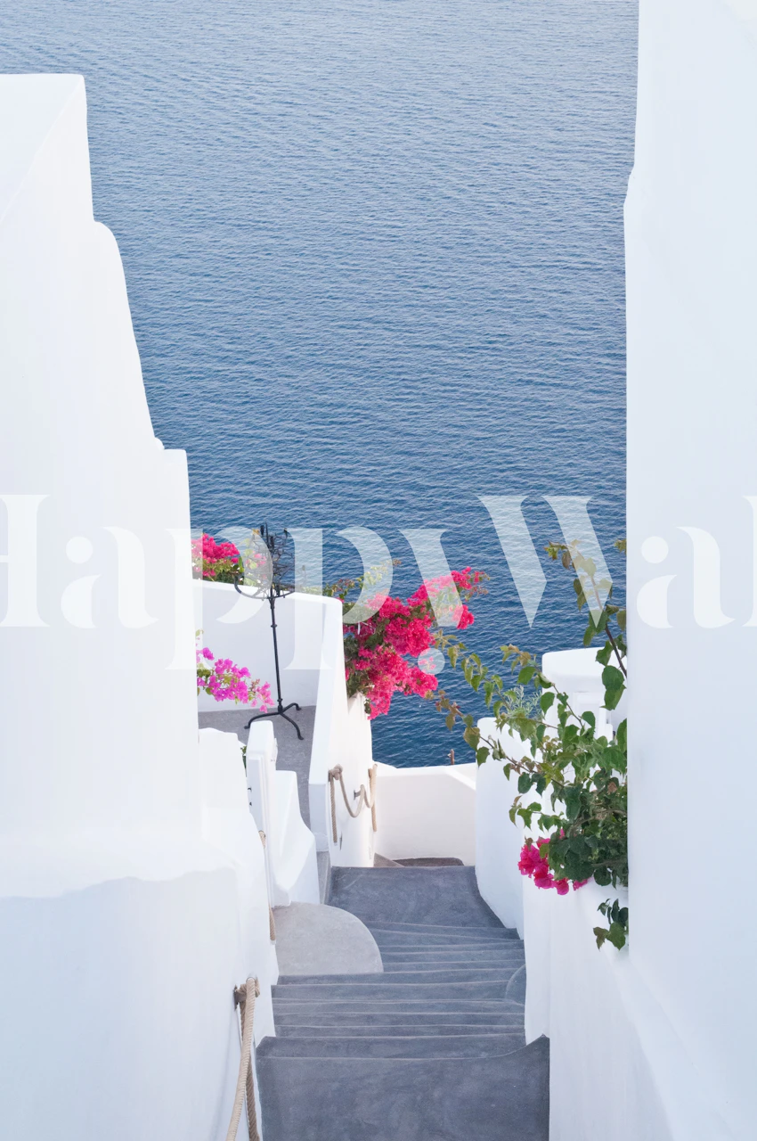 Santorini-trappevægmaleri med hvide vægge og livlige lyserøde bougainvillea-blomster