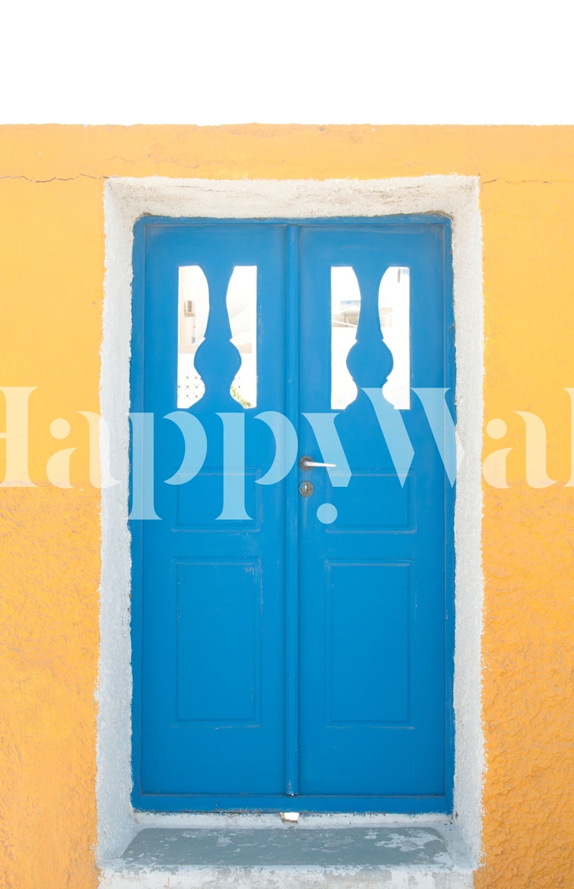 Traditionele blauwe deur met een gele muur die de architectuur van Santorini voorstelt