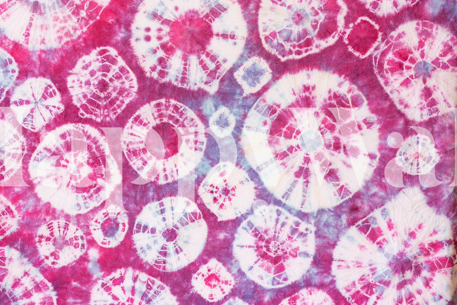 Ταπετσαρία Red tied dye pattern σε ένα δωμάτιο