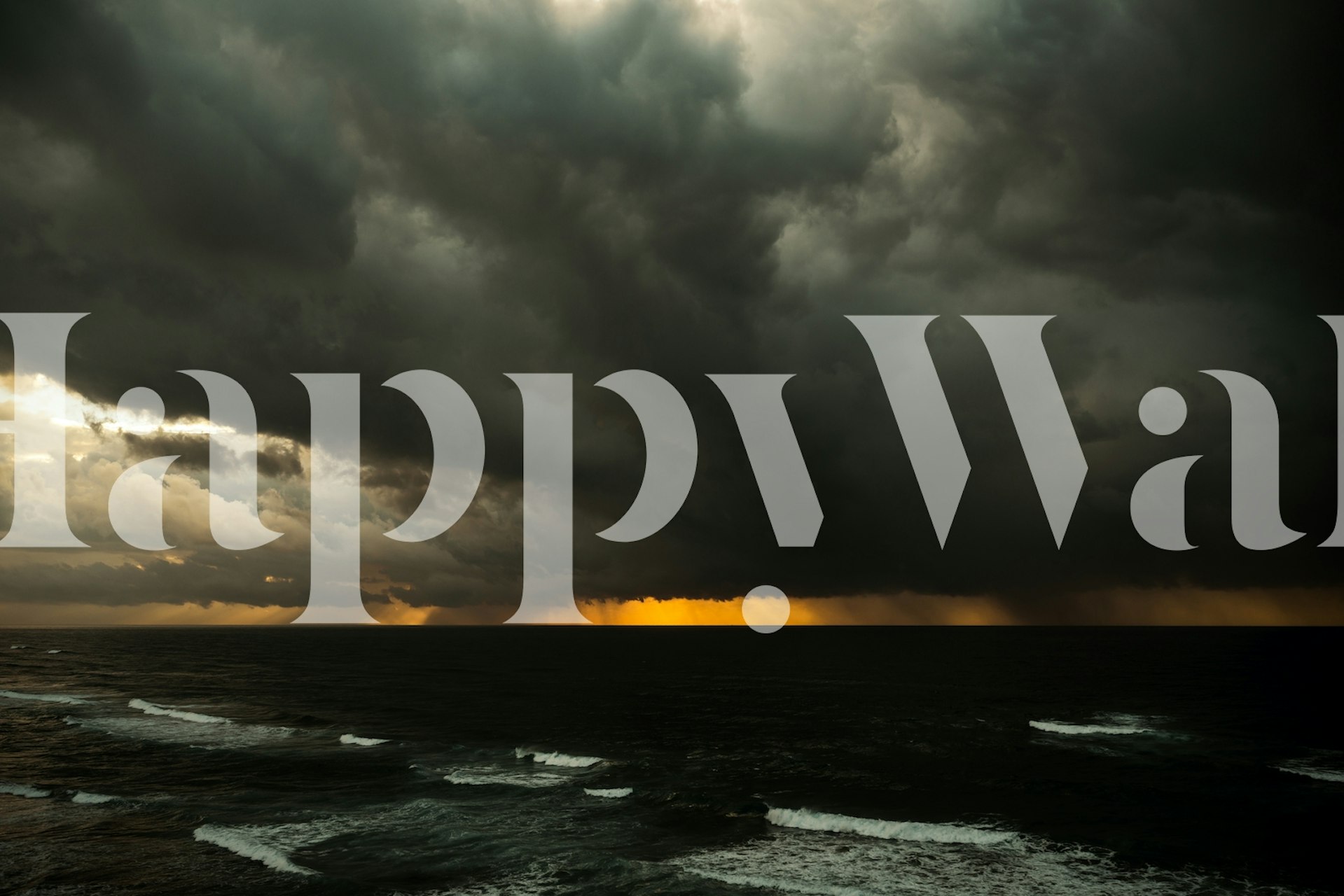 Fotomural vinílico dramático de céu tempestuoso com sol espreitando através das nuvens