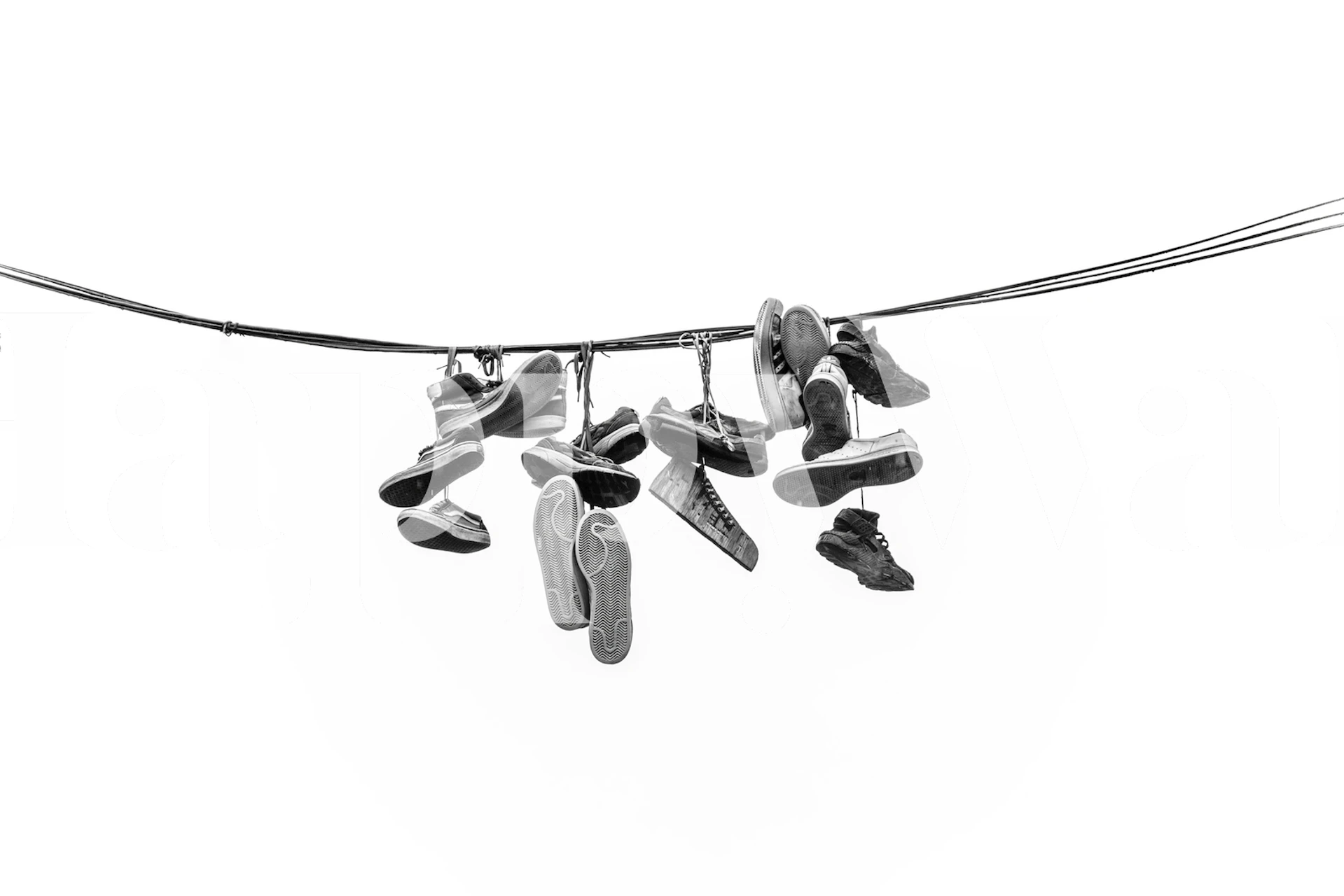 Dizajn tapeta s cipelama visećim na žici