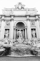 Trevi Fountain in Rome in BW 1 wallpaper