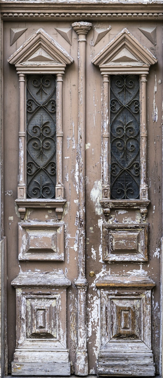 Puerta de madera en Lisboa papel pintado