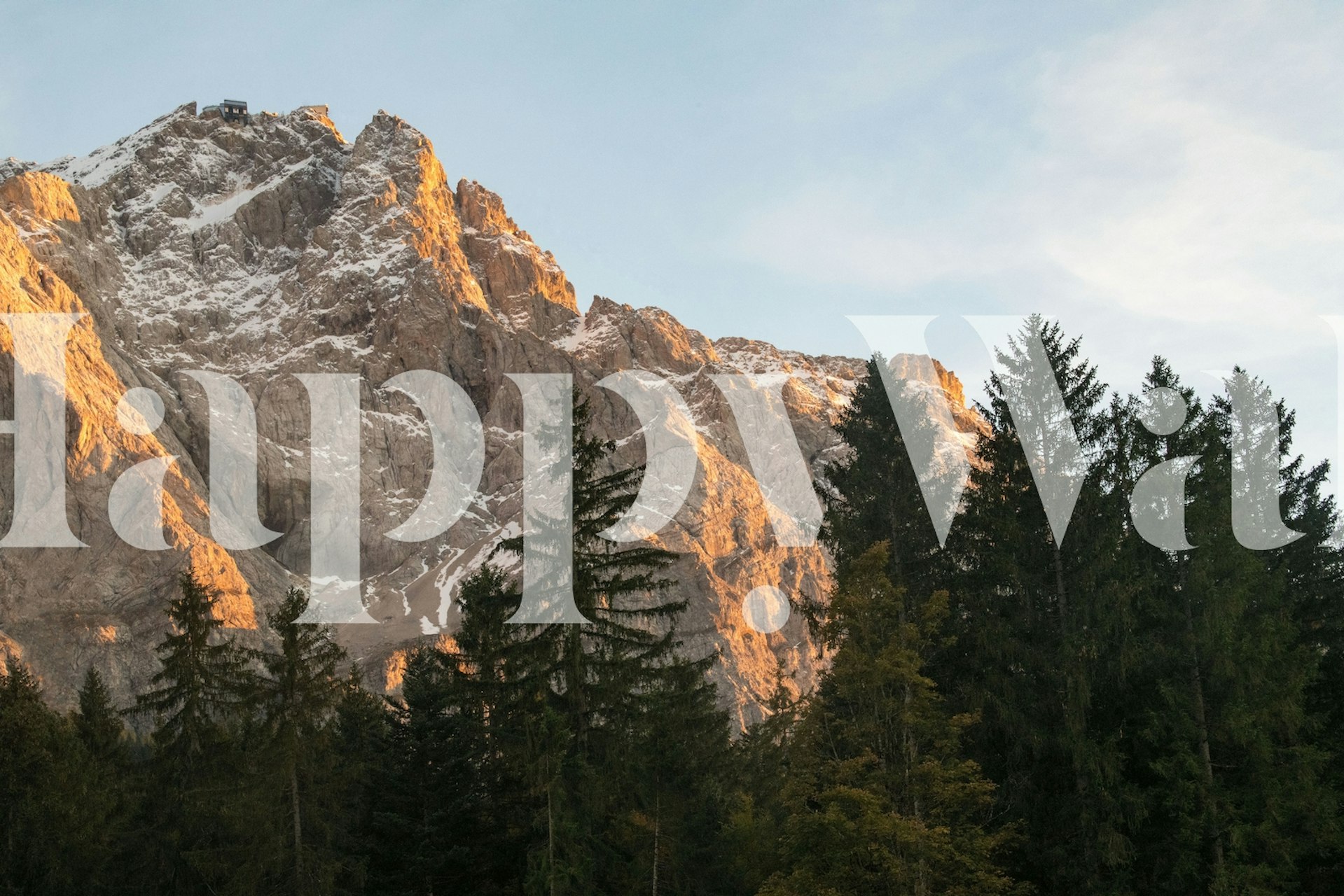 Mural Mountain Sunset Bliss exibindo picos brilhantes e árvores perenes