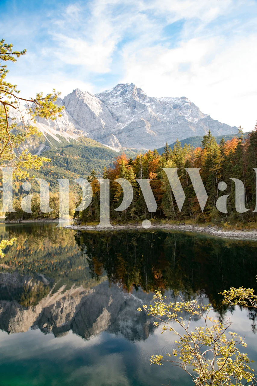 Vuoristojärvimaisema metsän ja heijastusten seinämaalauksella