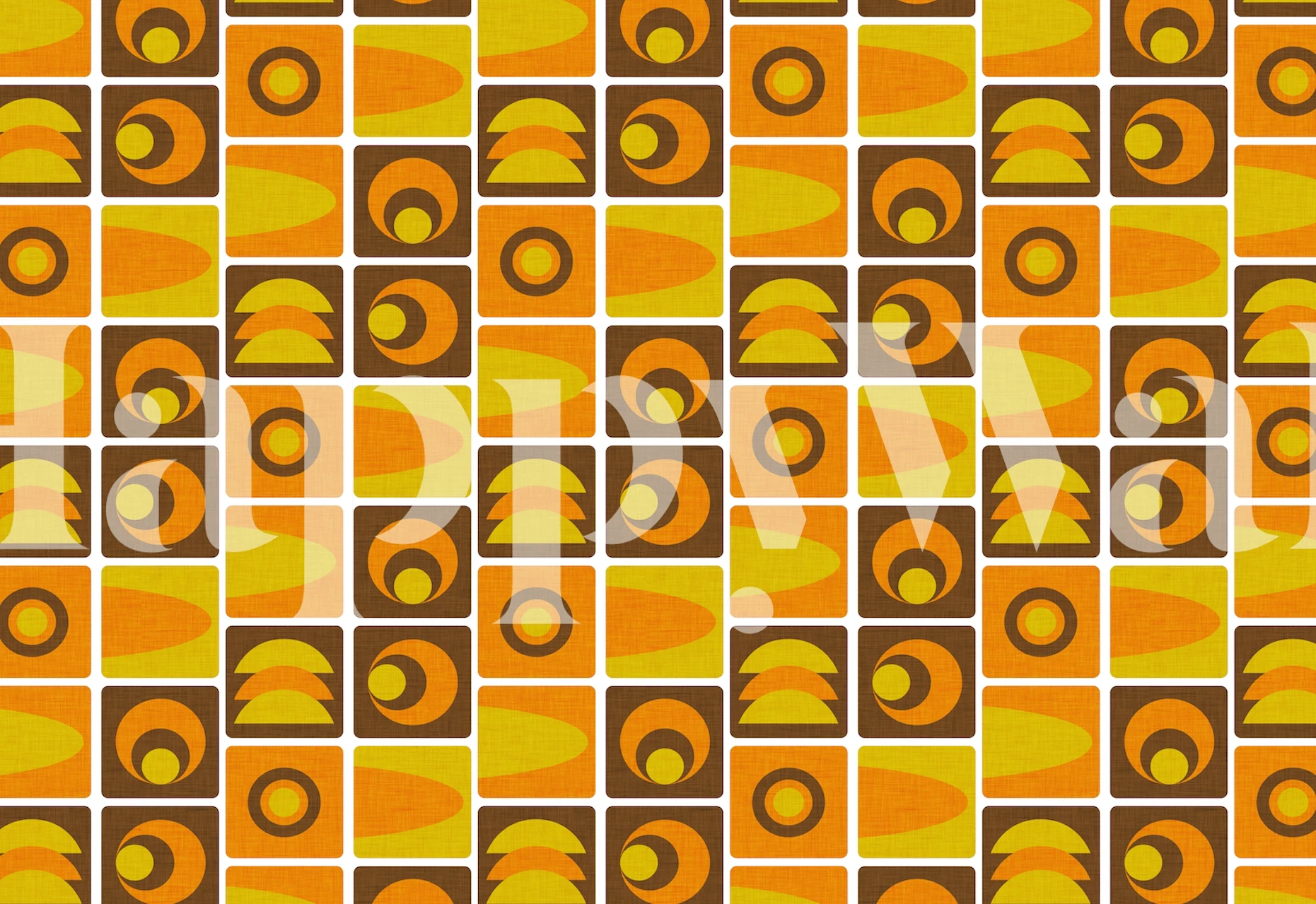 Carta da parati con motivo cubico geometrico ispirato agli anni '70 in tonalità arancio e giallo.