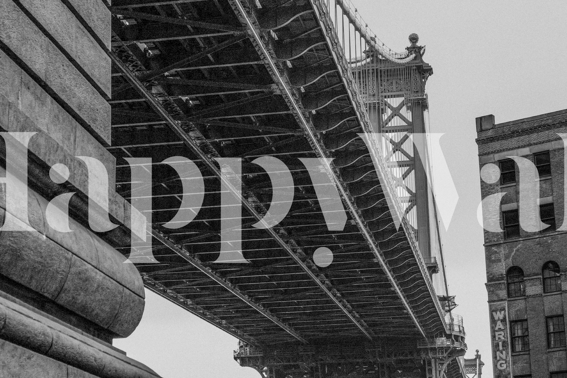 Svart och vit Manhattan Bridge tapet som fångar essensen av New York Citys arkitektur.