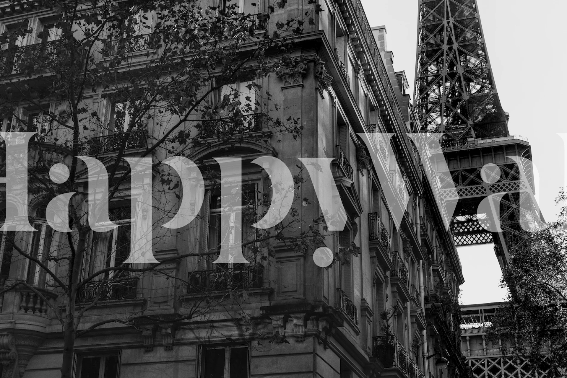 Mural de la Torre Eiffel de París que muestra la silueta del monumento contra la arquitectura tradicional parisina