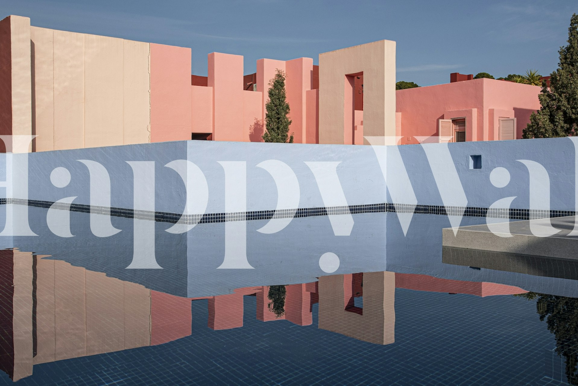 Fargerik tapetdesign med Muralla Roja #26