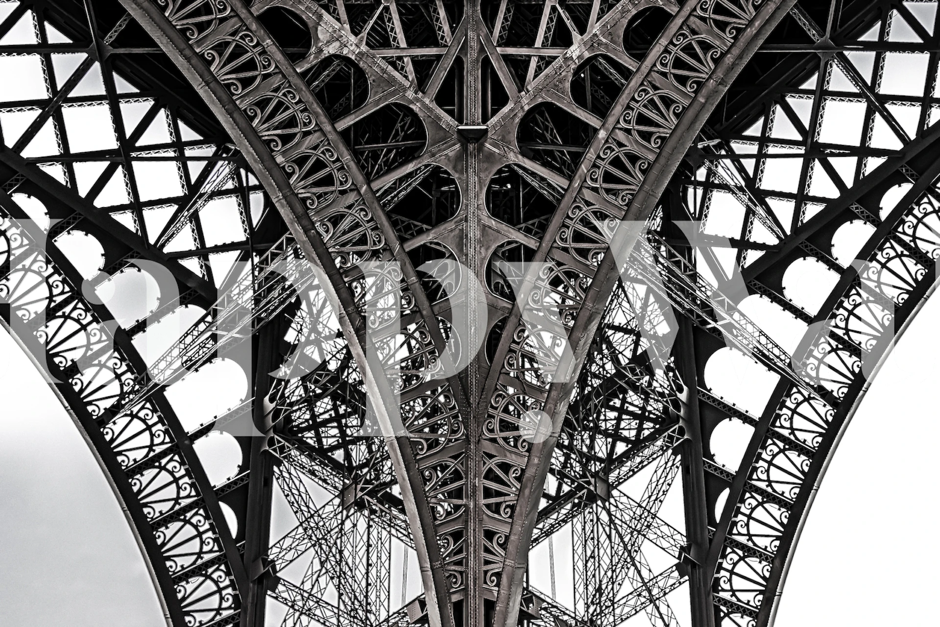 Nærbilde av Eiffeltårnets jerngitterverk i et veggmaleri