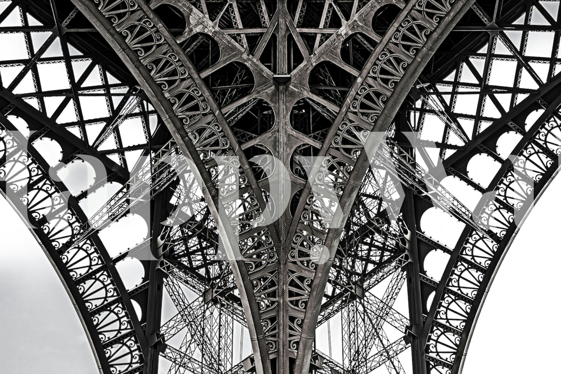 Nærbilde av Eiffeltårnets jerngitterverk i et veggmaleri