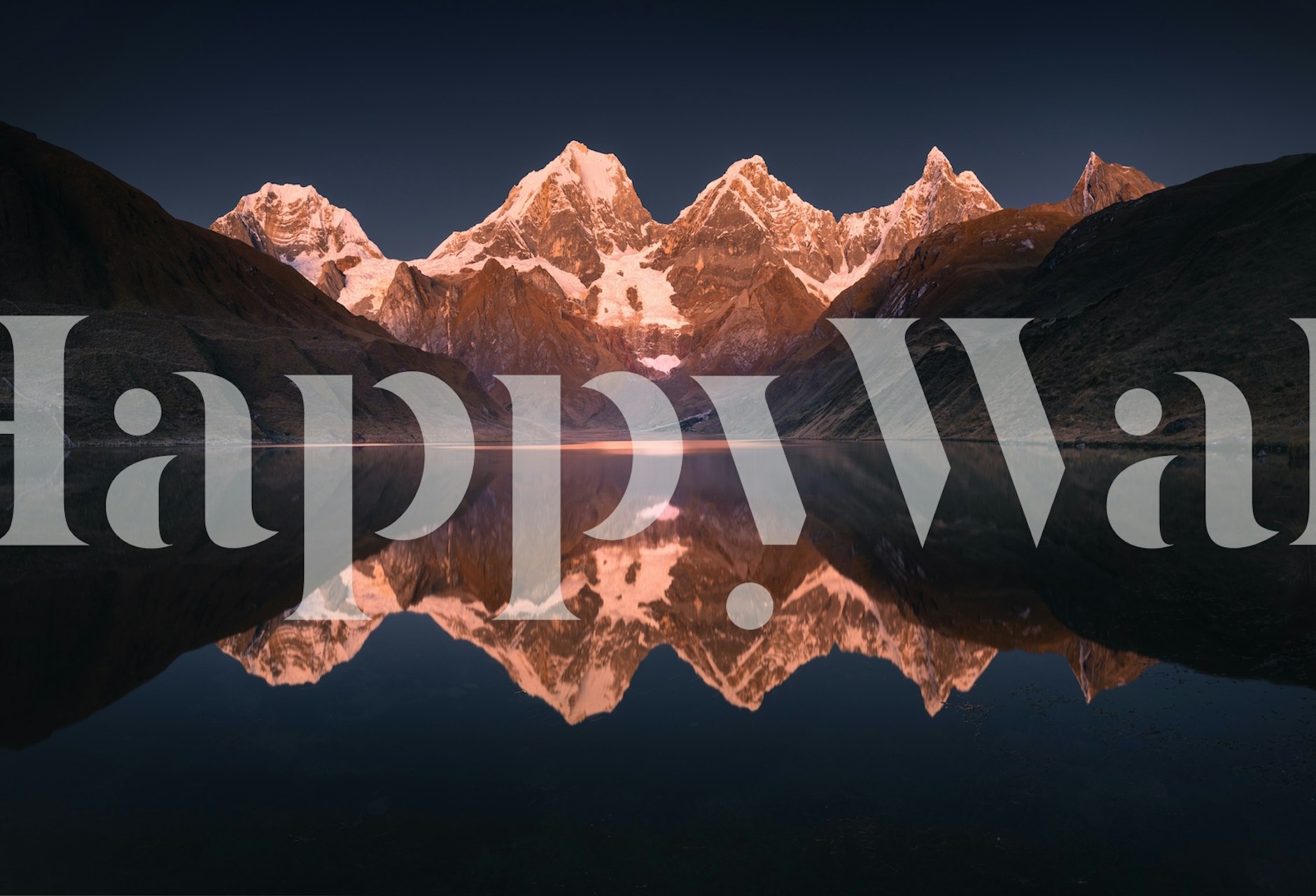 Odraz klidné hory na nástěnné malbě klidné jezero