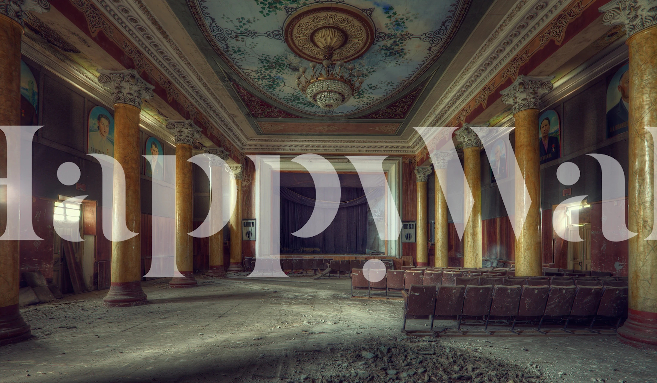 Murale de style vintage représentant une grande salle abandonnée avec des détails architecturaux ornés