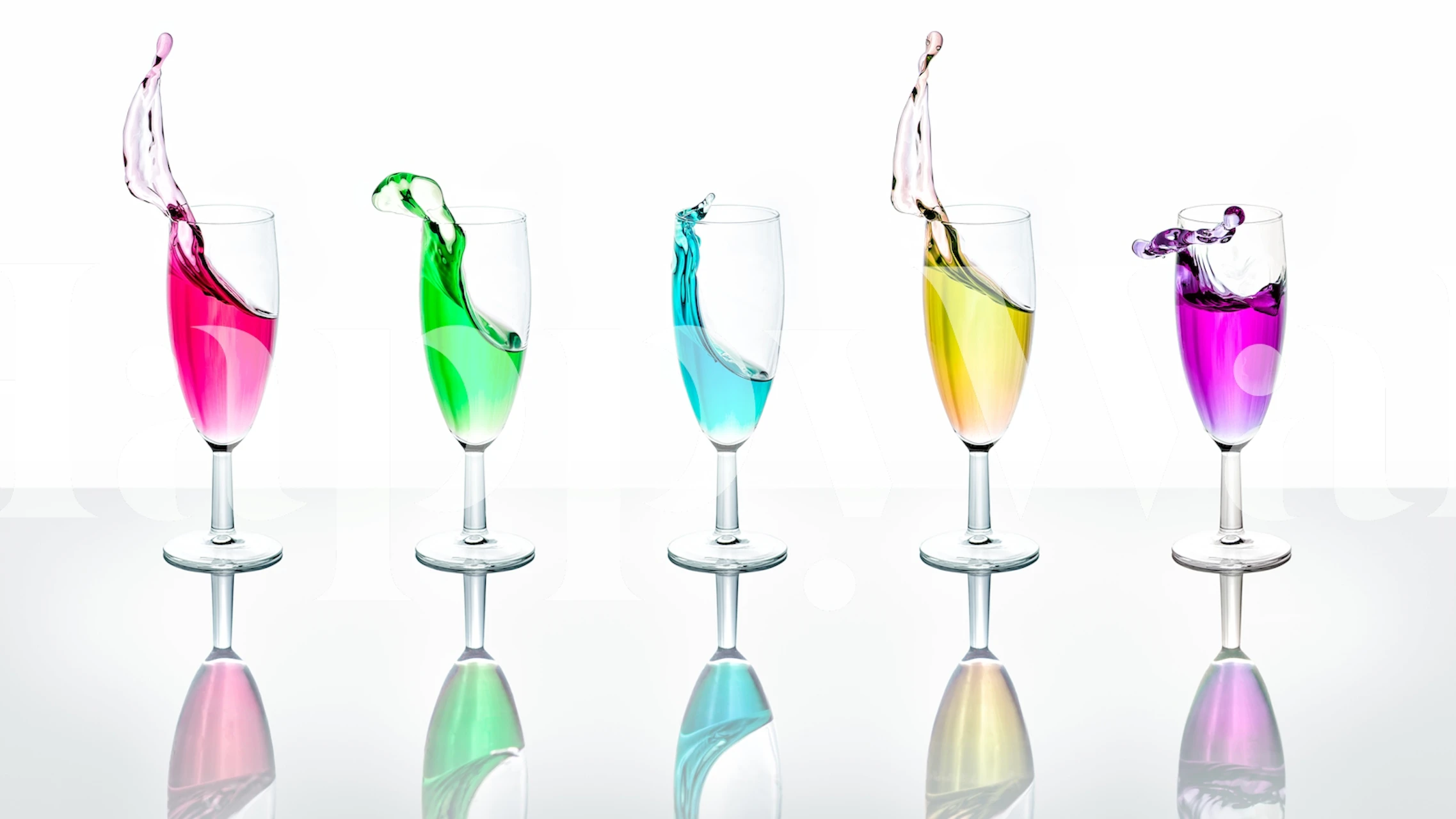Χρωματιστό υγρό splashes από μια σειρά ποτηριών σε έναν λευκό τοίχο.