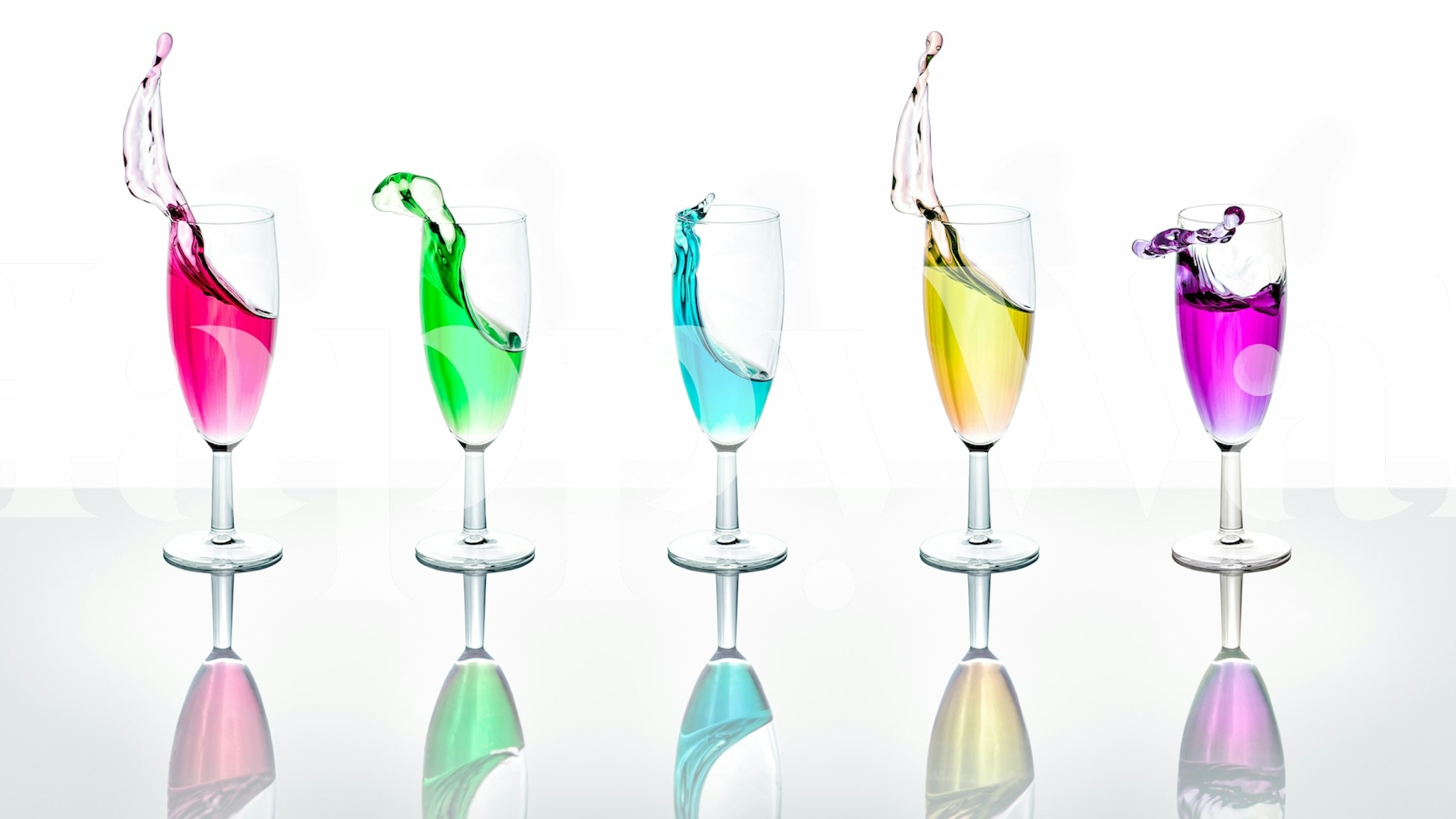 Fototapeta Barevná tekutina šplouchá z řady sklenic na bílém pozadí