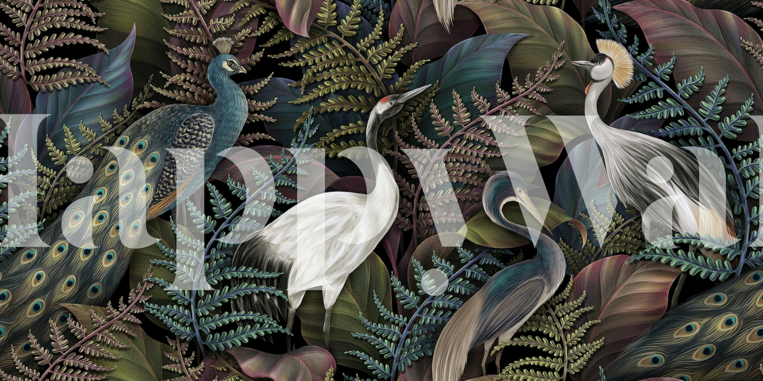 Un sofisticado mural de pared que presenta elegantes pájaros y follaje tropical en un entorno de densa jungla.