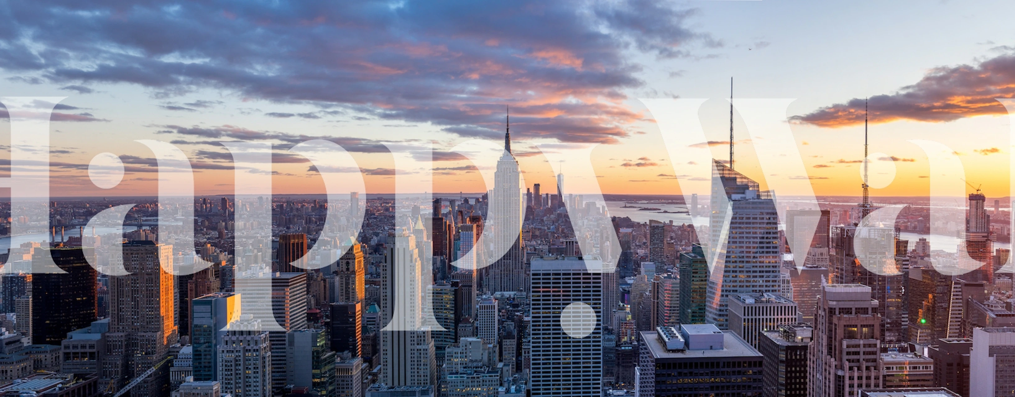 Panoramische muurschildering van wolkenkrabbers in New York City in de schemering