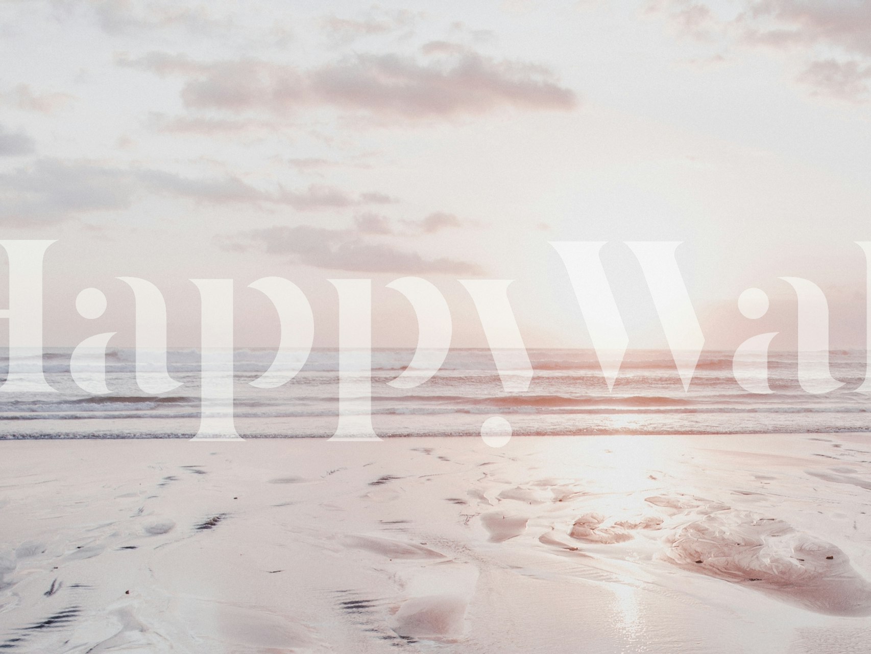 Fototapete am Strand bei Sonnenuntergang mit Fußspuren im Sand, zartrosa und orangefarbenem Himmel über ruhigem Meer