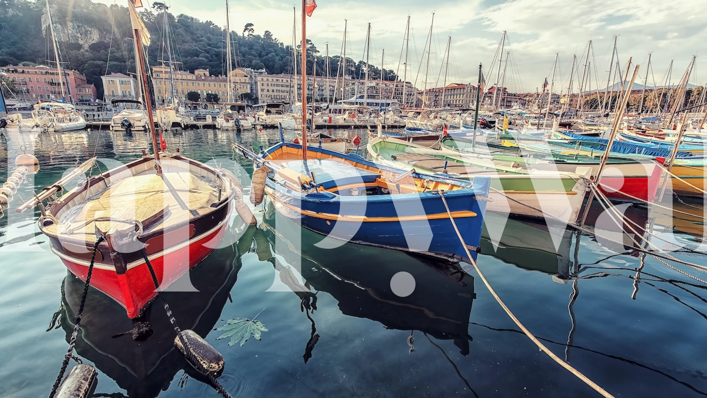 Mural de parede do pitoresco porto de Nice com barcos coloridos e belas vistas da costa