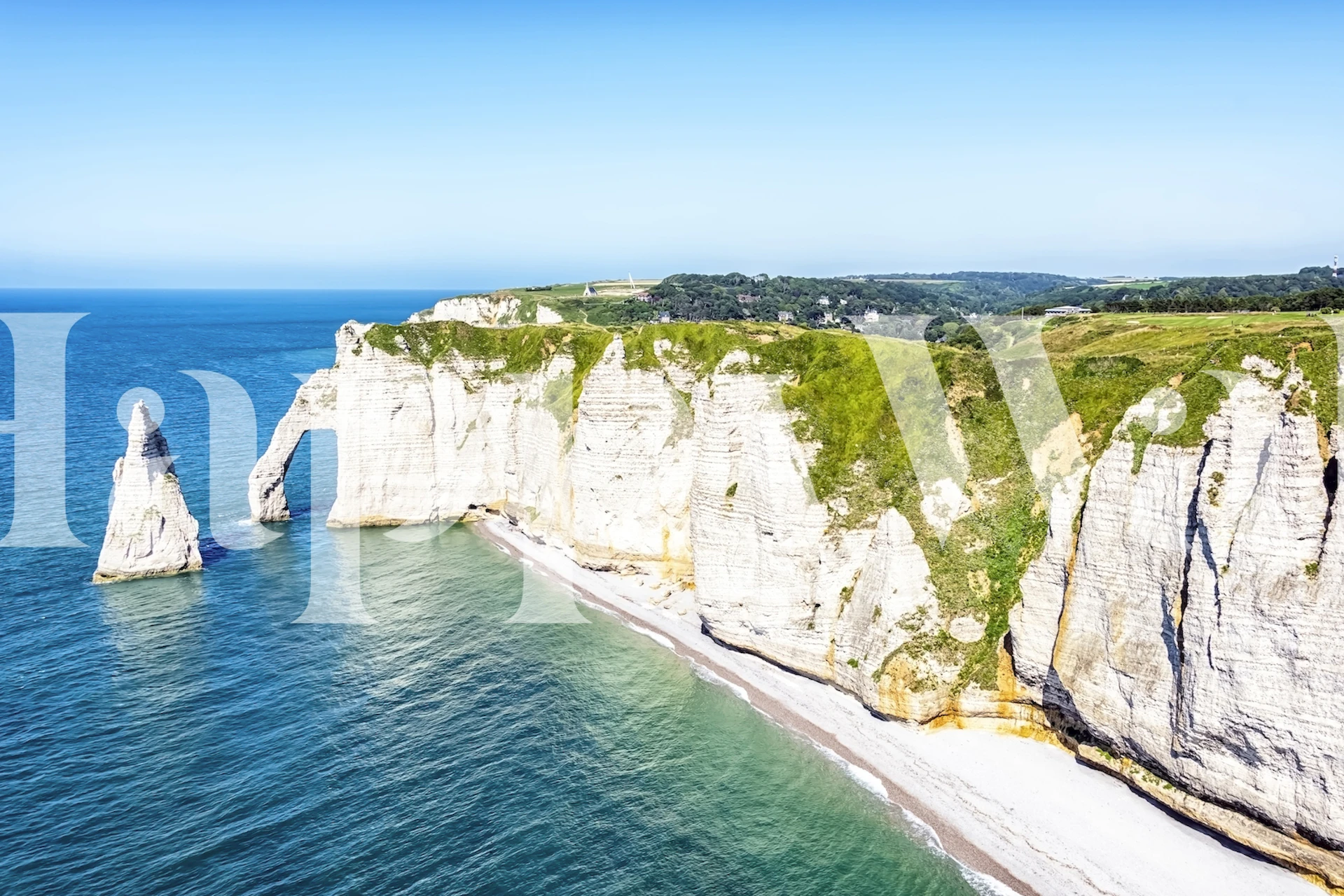 Fototapeta z klifem Etretat przedstawiająca naturalne łuki wapienne i lazurowe wody Normandii