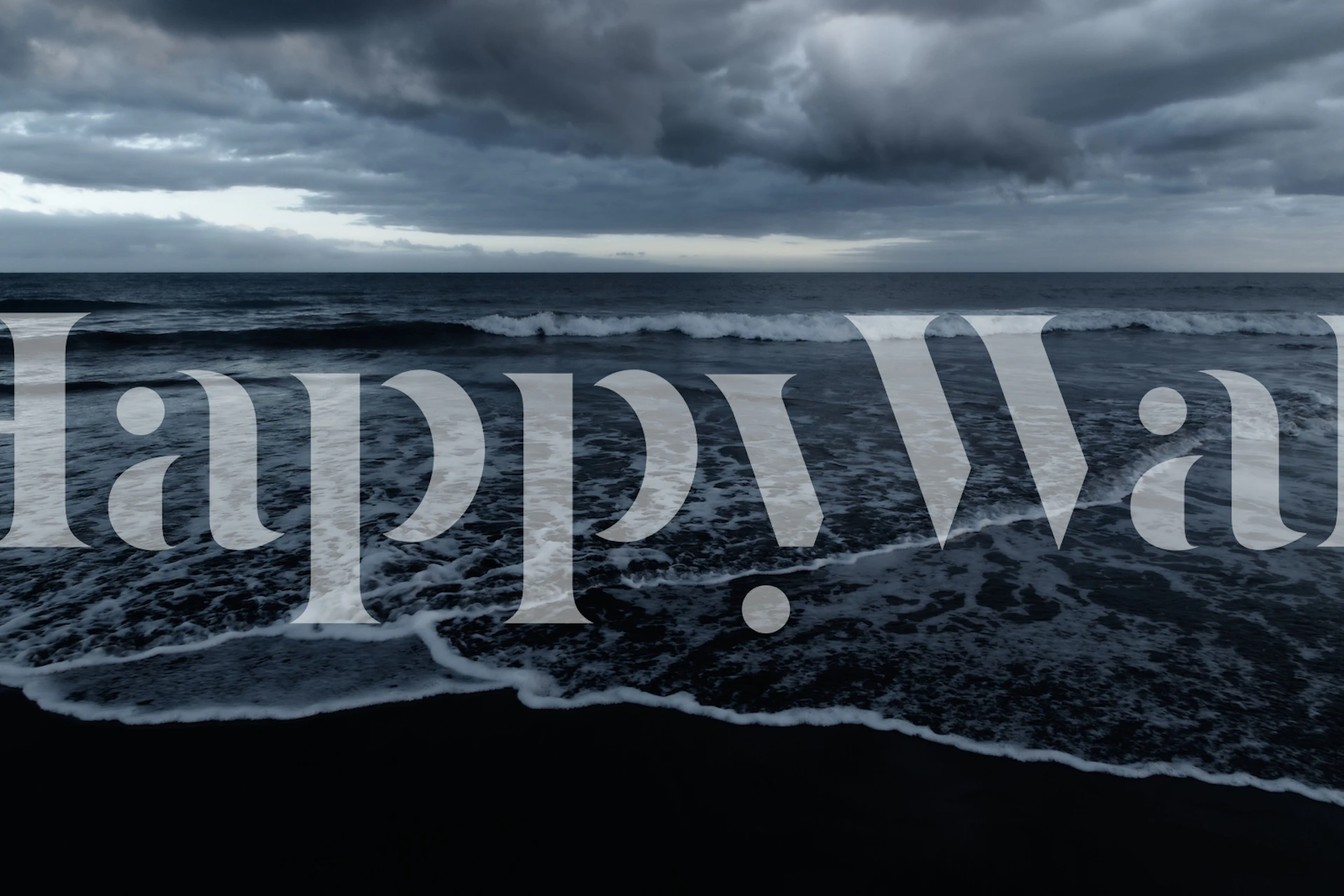 Mystisk tapet i Atlanten med stormiga vågor och mulen himmel