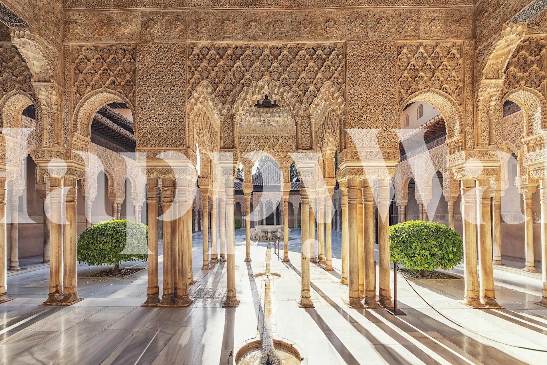 papel tapiz decorativo Sunny Alhambra en una habitación