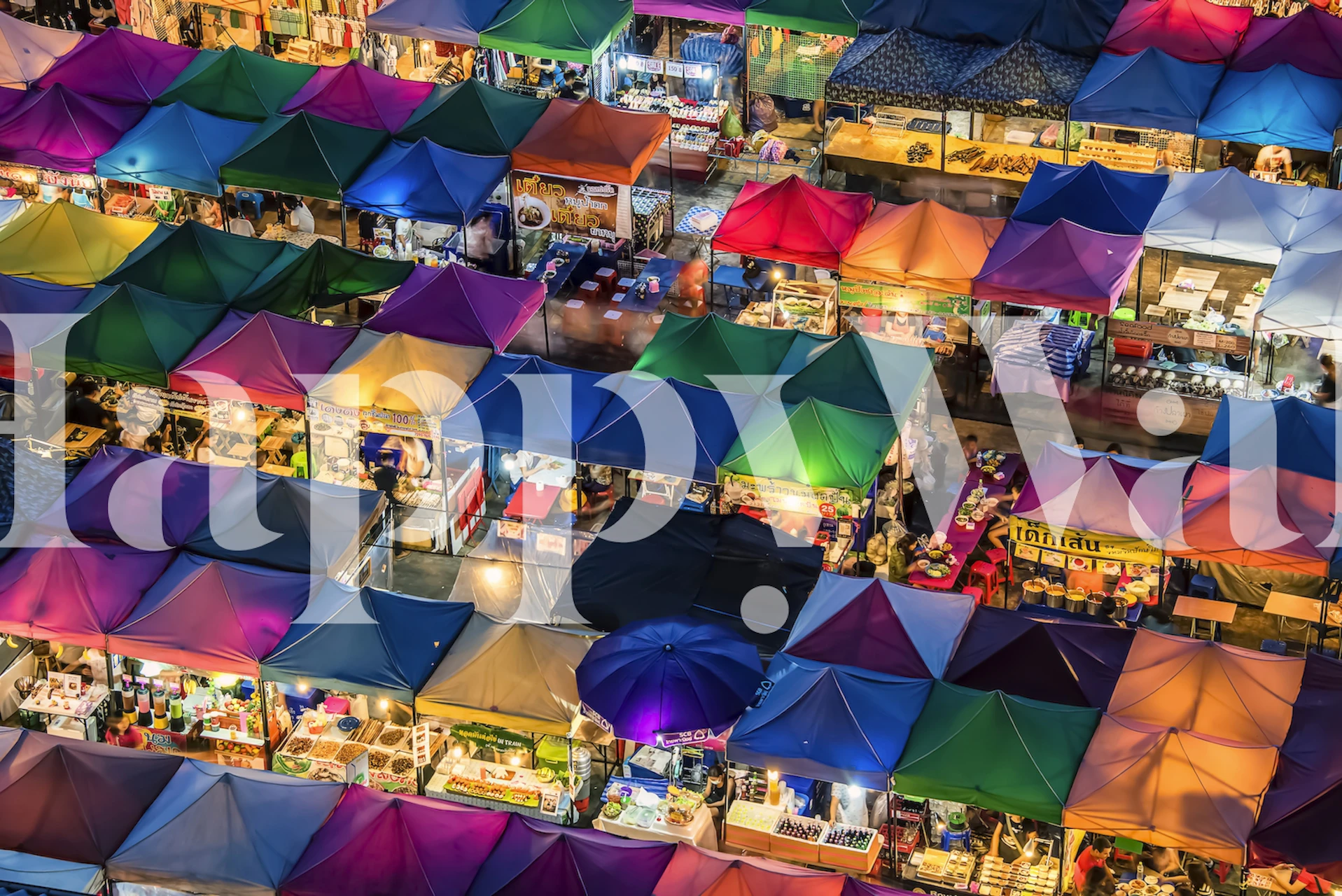 Värikkäitä telttoja Train night marketilta