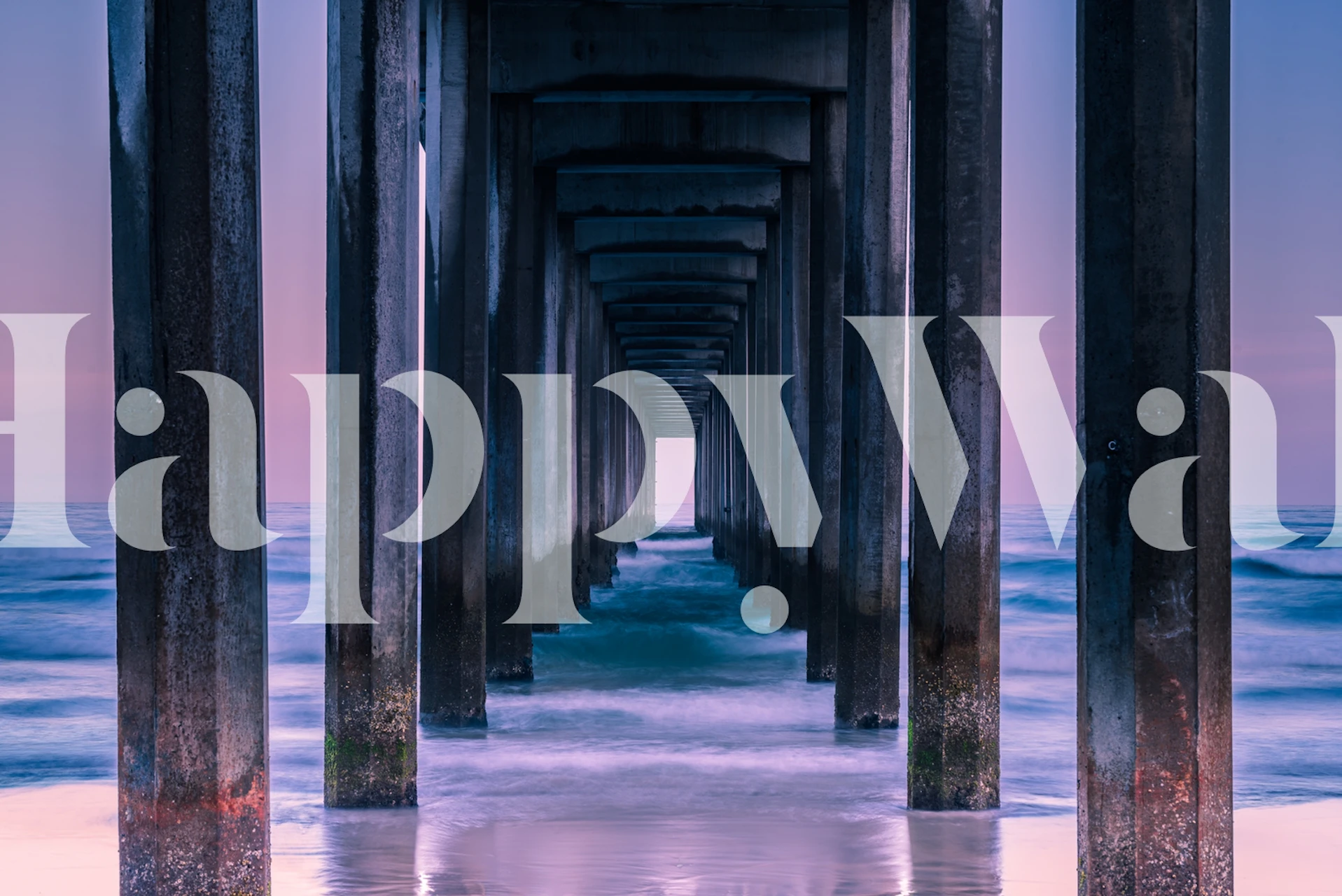 Vistan seinämaalaus rauhallisesta laiturista puisilla pylväillä ja tyynellä merellä sinisen ja violetin sävyissä