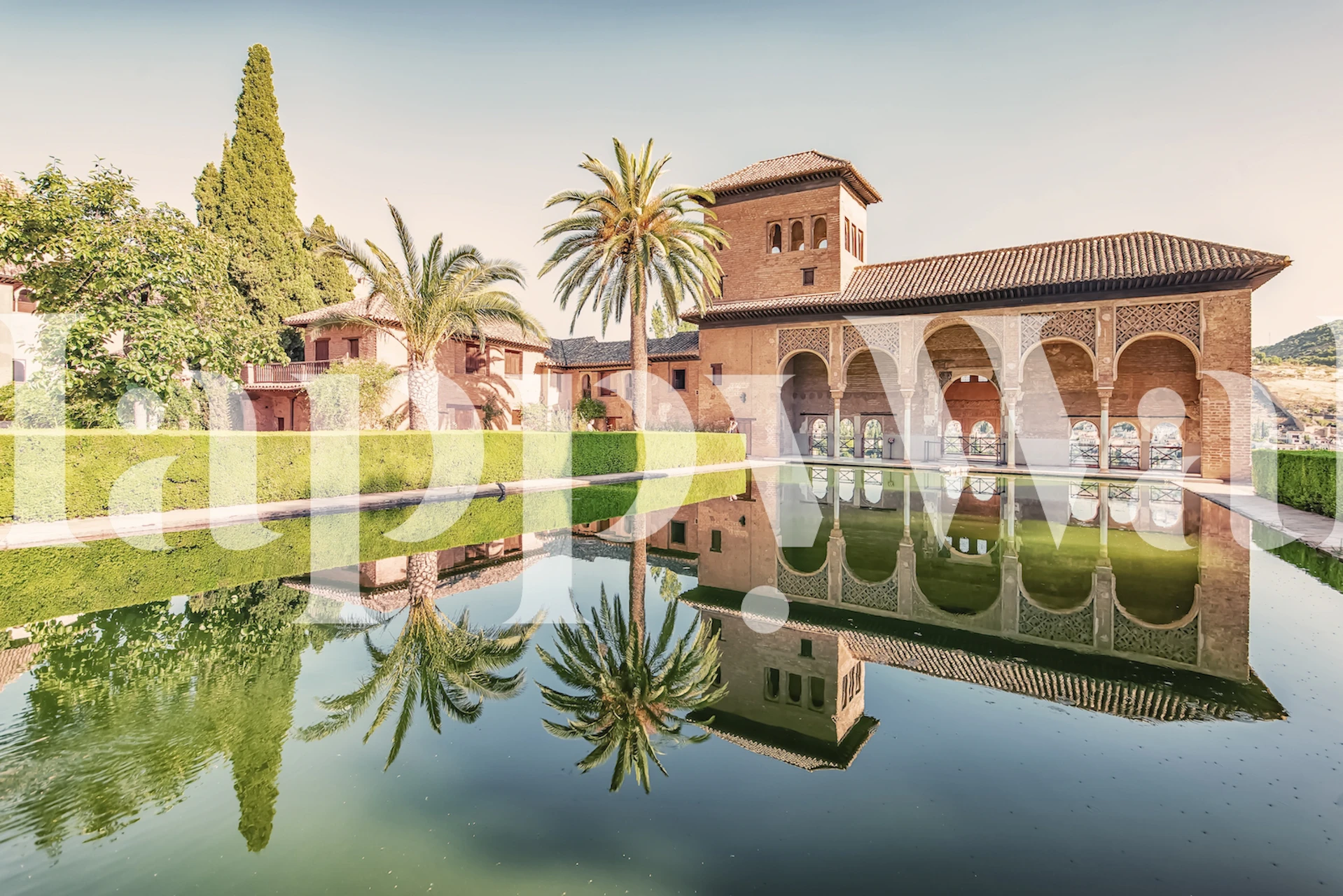 Alhambra Garden behang in een kamer setting