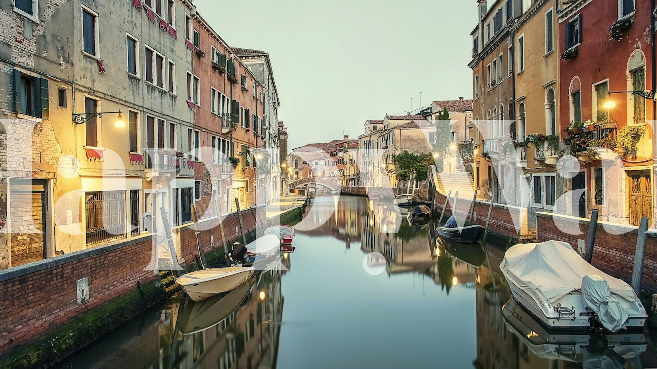 Poklidná ranní scéna kanálu v Benátkách s gondolami a historickými budovami odrážejícími se ve vodě