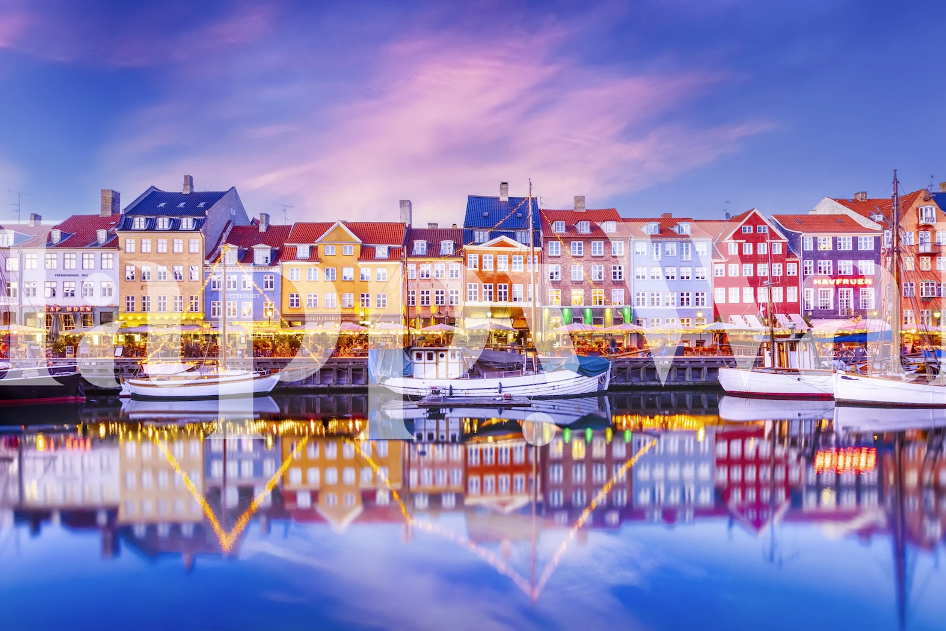 Kopenhagen Nyhavn havenzicht met kleurrijke gebouwen en boten bij avondmuurschildering