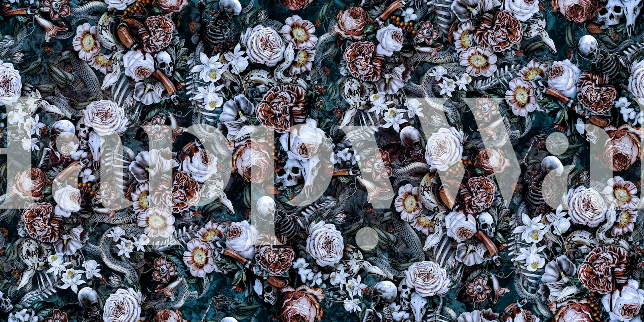 Donker bloemdessin met schedels en natuurmotieven op zwart behang