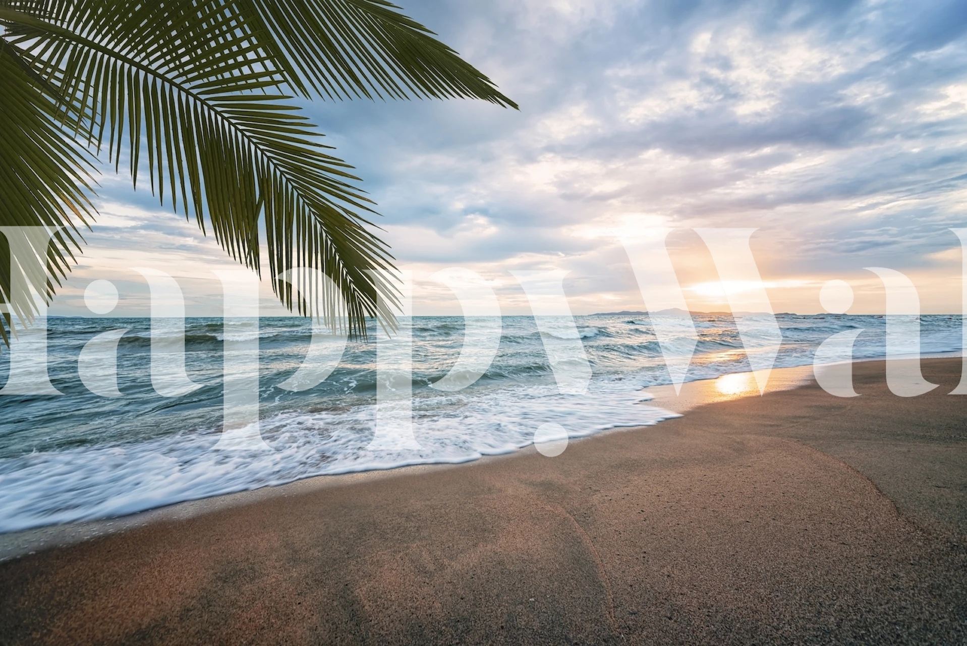 Fotomural atardecer en una playa tailandesa con palmeras y olas del océano