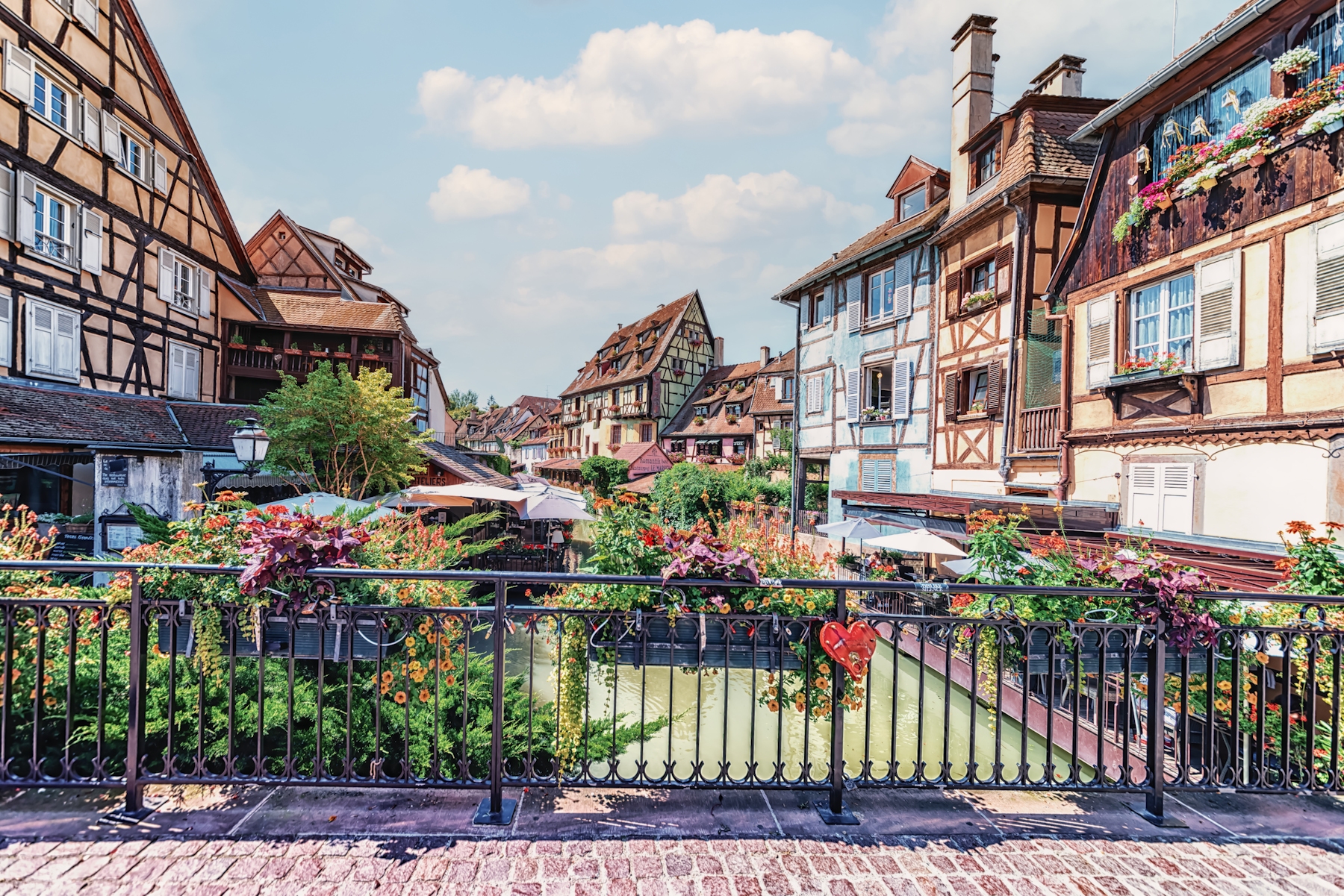 Beautiful La Petite Venise Wallpaper for Your Home | Happywall