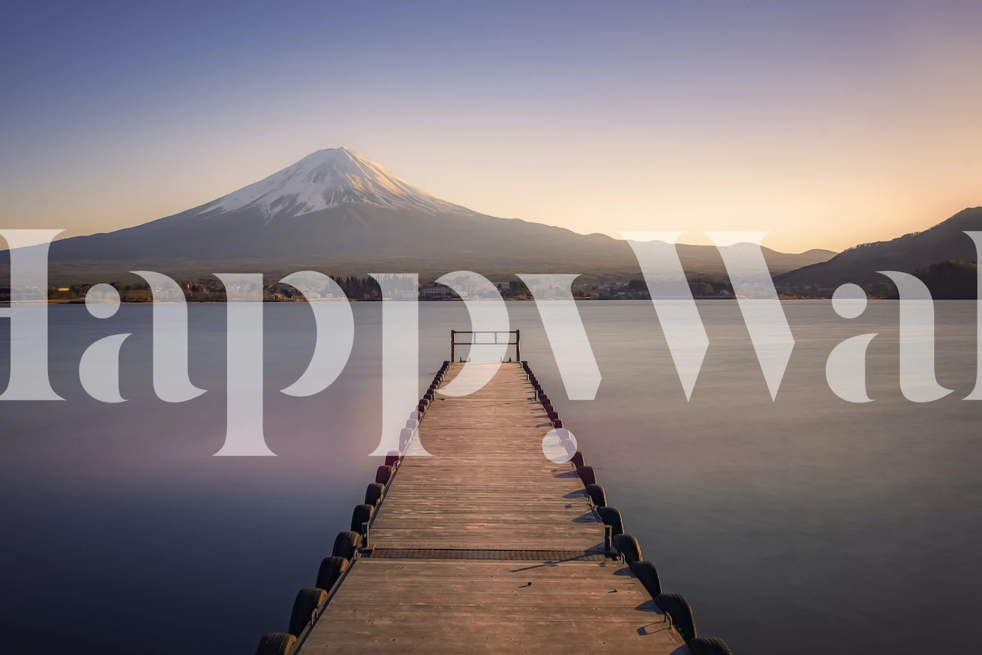 Fototapeta Jezioro Kawaguchi przedstawiająca górę Fuji o zachodzie słońca ze spokojnym drewnianym molo prowadzącym do wody